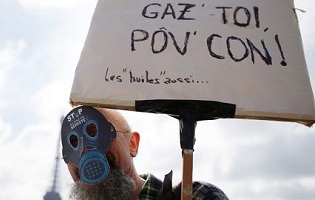 Lors de la manifestation contre les gaz de schiste - photo(Le Monde- AFP)