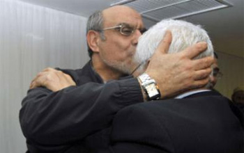 Jebali embrassant Ghannouchi sur le front, juste avant la confirmation de sa démission de poste de chef de gouvernement le 21 février 2013.