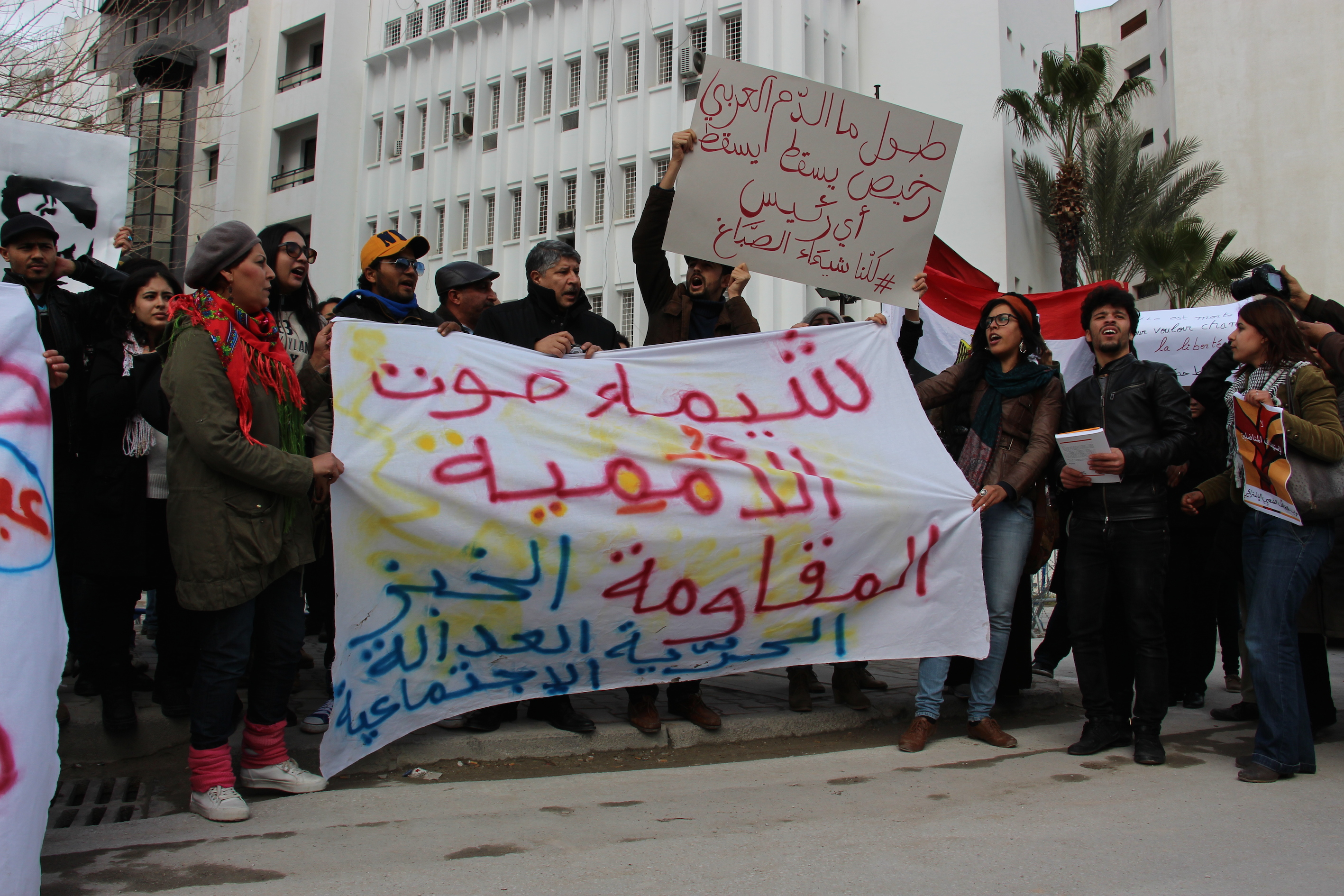 Manifestants devant l'ambassade d'Egypte à Tunis Caroline MALCZUK| Webdo.tn