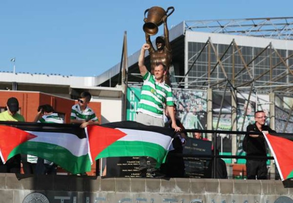 Drapeaux palestiniens affichés devant le Celtic Park