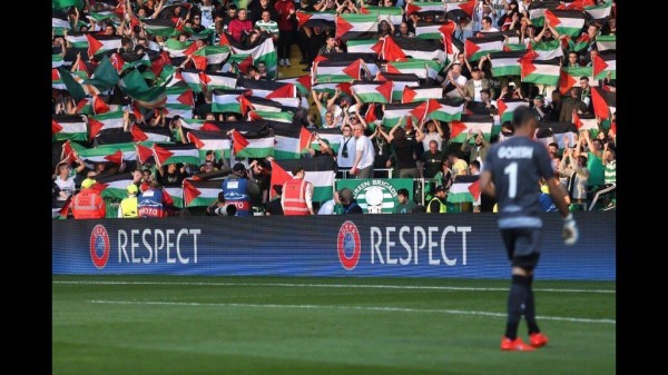 Drapeaux de la Palestine durant le match entre Celtic Glasgow et Beer-Sheva (ISR)