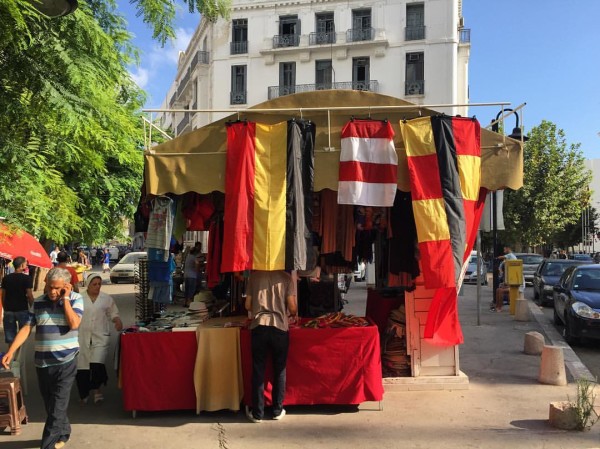 Vendeur de drapeaux pour le derby (Photo : Mohamed Ali Sghaier)
