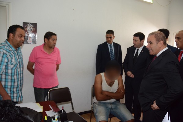 Hedi Mejdoub, ministre de l’intérieur et Abderrahman Haj Ali, directeur général de la sûreté nationale, à la direction de la police judiciaire à Elgorjani