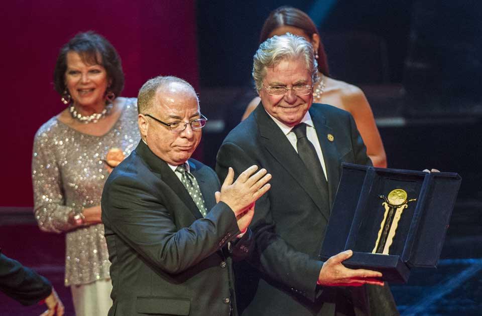 Le Ministre de la Culture Égyptien remet un Prix d'Honneur à Hussein Fahmy en hommage à toute sa carrière, lors de la 37ème édition du Festival International du Film du Caire en Novembre 2015.
