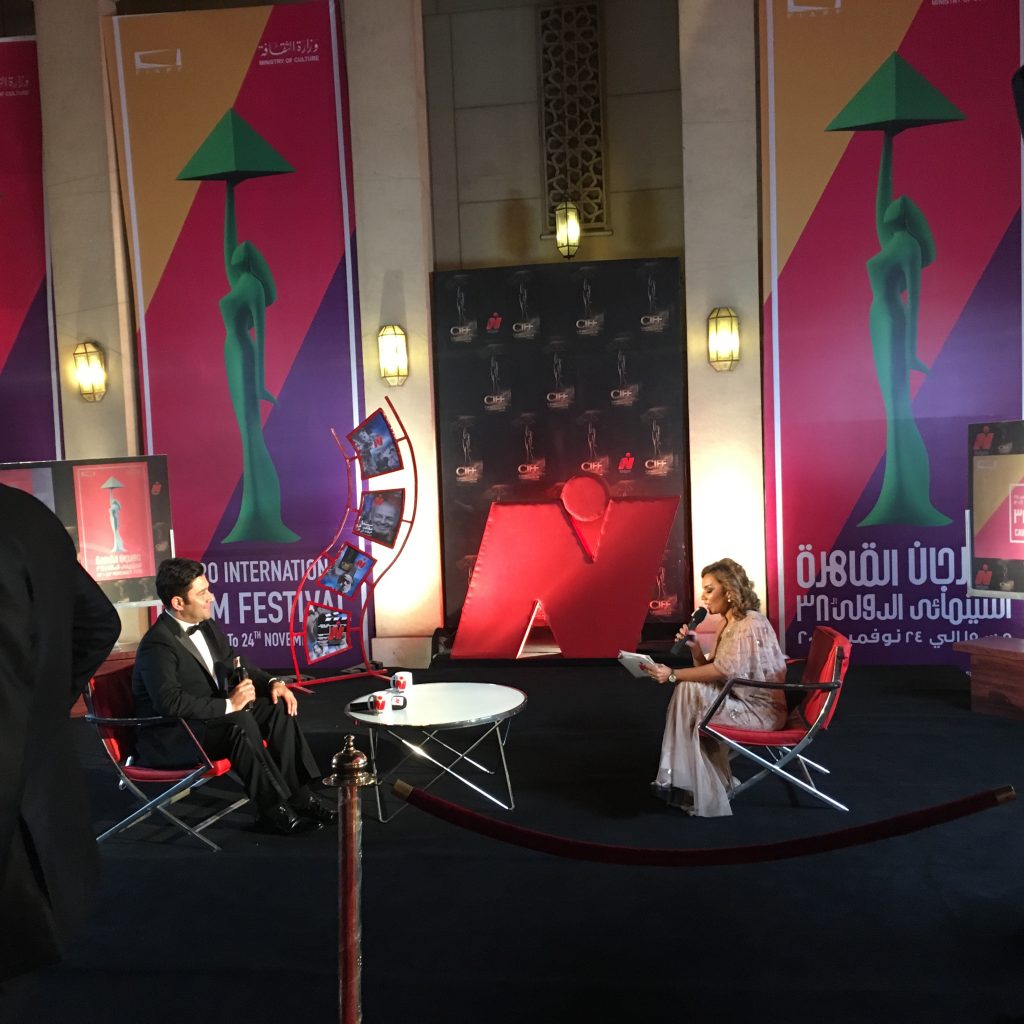 Plateau de TV devant l'entrée du Palais de l'Opéra