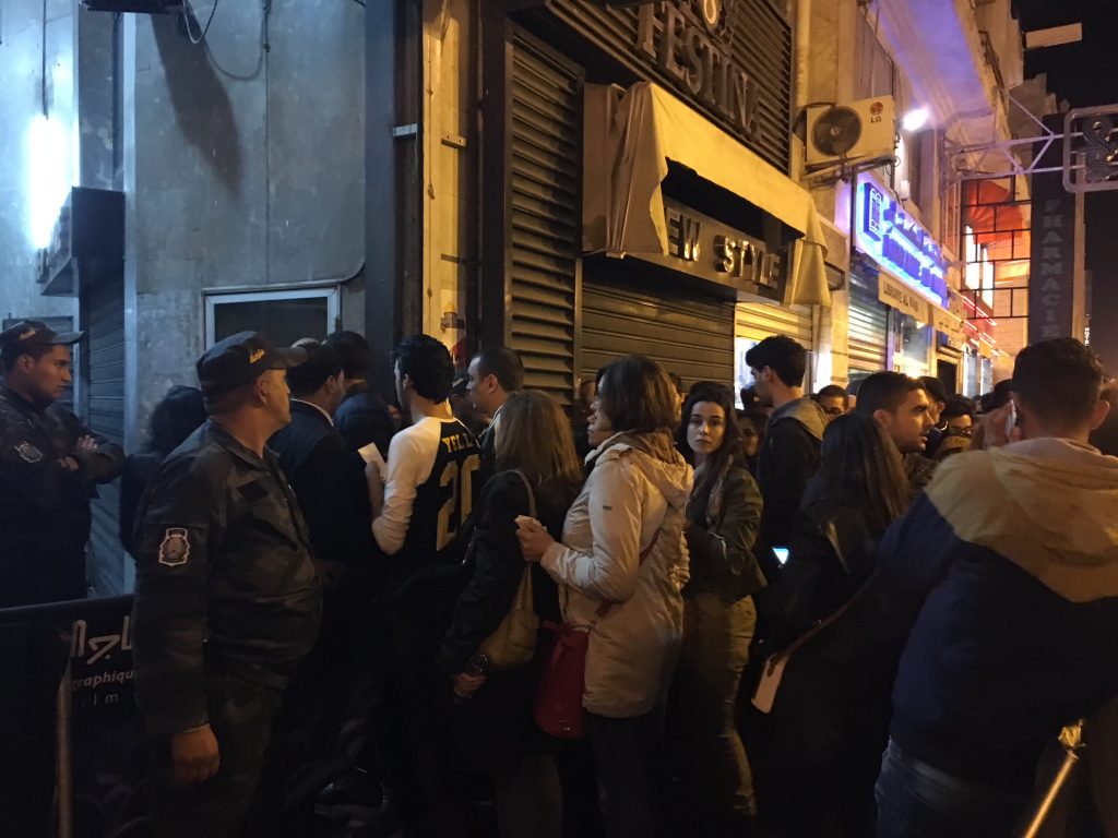 La police fait entrer les spectateurs qui veulent voir le film L'Insulte
