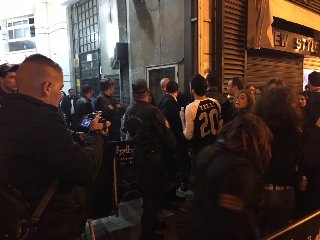 La police fait entrer les spectateurs qui veulent voir le film L'Insulte