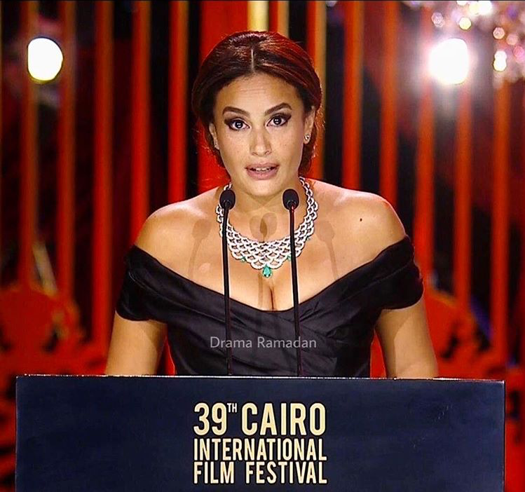 Hend Sabry prononce quelques mots de remerciements.