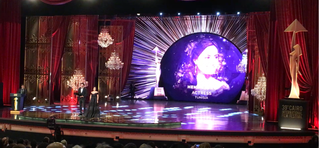 Hend Sabry reçoit son trophée des mains de Ahmed Ezz