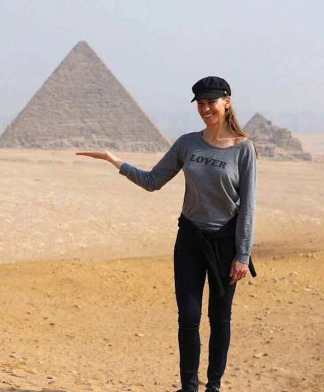 Hilary Swank avec les Pyramides de Gizeh