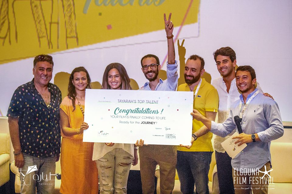 Adam Abdel Ghaffar, gagant du concours Tayarah, avec les membres du jury