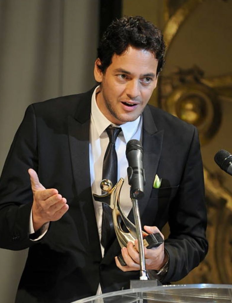 Khaled Abol Naga recevant le Tanit d'Or pour son film Microphone - JCC 2010