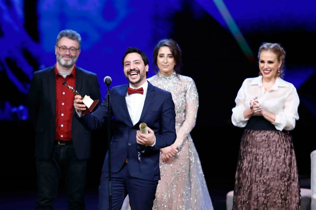 CIFF 2019 Mehdi Barsaoui recevant le prix Meilleur Film Arabe