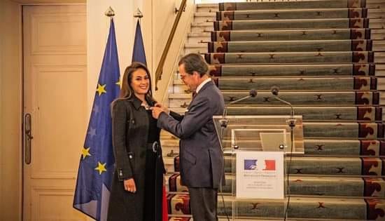 Hend Sabry Officier des Arts et des Lettres.