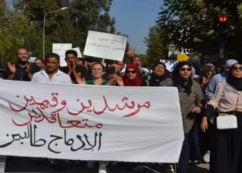 القيمون والمرشدون المتعاقدون يحتجوّن ويدعون إلى تنظيم مسيرة بإتجاه قصر قرطاج