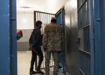 أكثر من 30 تونسيًا موقوفون في ليبيا يُحالون إلى النيابة