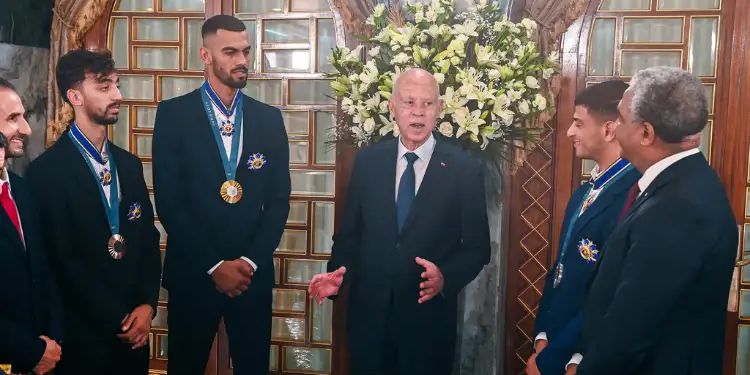 سعيد يسند الصنف الأول من وسام الاستحقاق للقطوسي والفرجاني والجندوبي