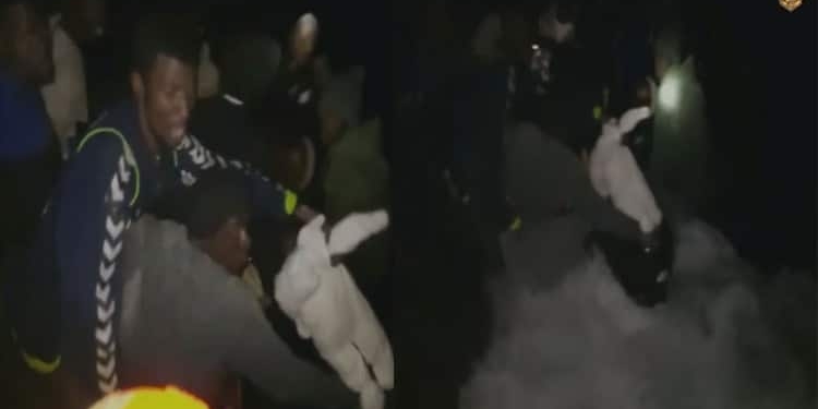 صفاقس: مجموعة من الحراقة يهددون بإلقاء 6 رضع  في البحر إثر تدخل الأمن