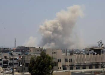 De la fumée s'élève après des frappes israéliennes à Khan Younès, dans le sud de la bande de Gaza. /Photo prise le 16 juin 2025/REUTERS/Hatem Khaled