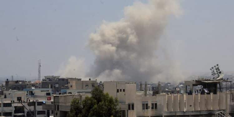De la fumée s'élève après des frappes israéliennes à Khan Younès, dans le sud de la bande de Gaza. /Photo prise le 16 juin 2025/REUTERS/Hatem Khaled