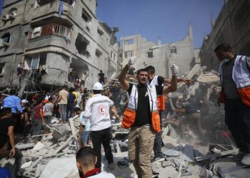 KHAN YUNIS, OCTOBER 24: Civil defense teams and residents conduct a search and rescue operation for Palestinians stuck under the debris of a destroyed building of Al Nwajha family after the Israeli airstrike in Khan Yunis, Gaza on October 24, 2023. Ashraf Amra / Anadolu (Photo by ashraf amra / ANADOLU / Anadolu via AFP)