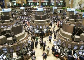 Traders work on the floor of the New York Stock Exchange during the last half hour of trade, Monday, July 16, 2007 in New York. Blue chip stocks rose Monday as news of a potential big telecom deal involving Verizon pushed the Dow Jones industrials to a new record close, and put the index closer to 14,000. Overall, stocks traded were mixed as investors digested the market's huge gains of last week. (AP Photo/Mary Altaffer) BOURSE - AP / Mary Altaffer ( W )