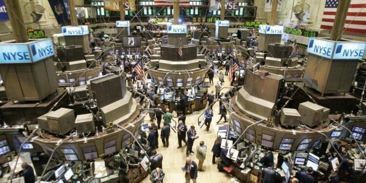 Traders work on the floor of the New York Stock Exchange during the last half hour of trade, Monday, July 16, 2007 in New York. Blue chip stocks rose Monday as news of a potential big telecom deal involving Verizon pushed the Dow Jones industrials to a new record close, and put the index closer to 14,000. Overall, stocks traded were mixed as investors digested the market's huge gains of last week. (AP Photo/Mary Altaffer) BOURSE - AP / Mary Altaffer ( W )
