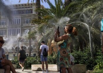 VALENCIA, SPAIN - JUNE 21: People take advantage of water mist fountains in a plaza as parts of Spain experience a heatwave on June 21, 2025 in Valencia, Spain. The country's national weather entry predicted that this summer is likely to be Spain's hottest on record, continuing the trend of the last three summers. (Photo by Michael Robinson Chávez/Getty Images) (Photo by GETTY IMAGES / GETTY IMAGES EUROPE / Getty Images via AFP)