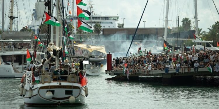 3CH9XTE Barcelona, Spain. 31st Aug, 2025. A group of boats sets sail from the port of Barcelona. Farewell of the Global Sumud Flotilla in the Port of Barcelona. The Global Sumud Flotilla sets sail from the Mediterranean to confront Israel's illegal blockade and bring humanitarian aid to Gaza. The flotilla includes more than 20 boats and 300 people, with activists from 44 different countries, and more boats are expected to join upon arrival in Tunisia on Thursday, September 4. (Credit Image: © David Canales/SOPA Images via ZUMA Press Wire) EDITORIAL USAGE ONLY! Not for Commercial USAGE!