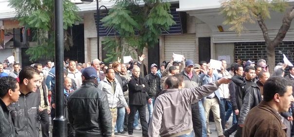 La manifestation anti-RCD continue sur l'Av. Bourguiba