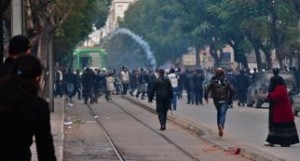 Tirs de bombes lacrymogènes sur l’avenue Habib Bourguiba