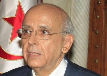 Des centaines de personnes réclament devant la maison de Ghannouchi son retour