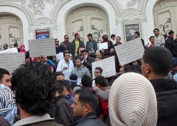 À l'av Bourguiba : manifestation contre des cadres de la police