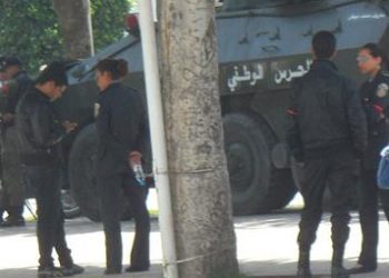 Brassards rouges pour la police