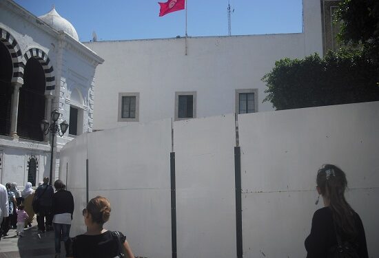 Le billet de Hatem Bourial - À la Kasbah, le mur de la honte