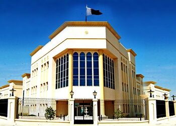 Des roses pour le Qatar et contre les orphelins de la France