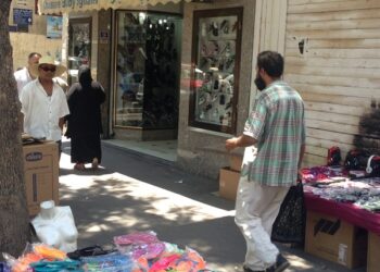 Au centre-ville, l'équation difficile entre commerçants, marchands ambulants et police