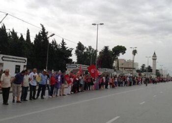 Appels à la démission du gouvernement - Du Bardo à la Kasbah, en se tenant simplement par la main