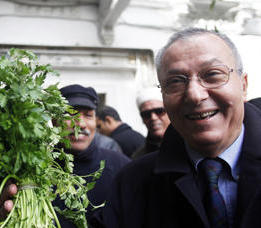 Convoqué par les juges, Tahar Ben Hassine joue la carte de la dérision