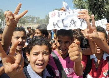 «Free Klay !» - Des corps immobiles, silencieux, parfois souriants, sarcastiques voire cyniques...