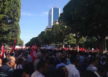 Av. Bourguiba: plus de 7000 manifestants répondent à l’appel du Front...