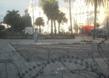 Signe de décrispation - Les blindés quittent l'avenue Bourguiba