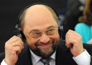 Après l’adoption de la Constitution, le Président du Parlement européen parle de «jour historique»