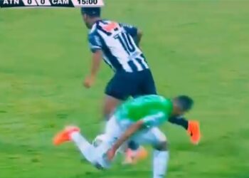 Encensé par la presse mondiale, le geste technique de Ronaldinho… un message à Scolari