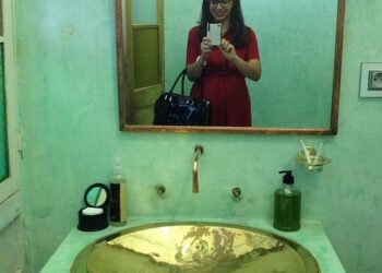 Amel Karboul se prend en photo dans la salle de bain d'une maison d'hôtes