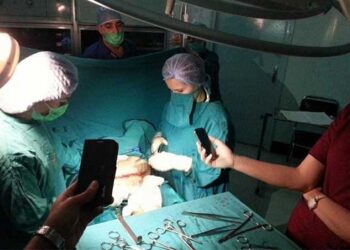 Accouchement sous les flashs des smartphones !