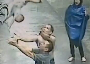 Chine – Un bébé tombe du deuxième étage, le voisin l’intercepte