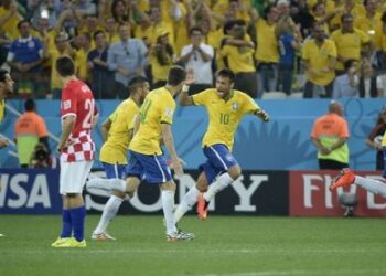 1er but CSC, 1er scandale d’arbitrage, 1er doublé, 1er jet de spray… Le Mondial débute en fanfare