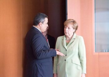 Mehdi Jomaa re&ccedil;u en grandes pompes par Angela Merkel