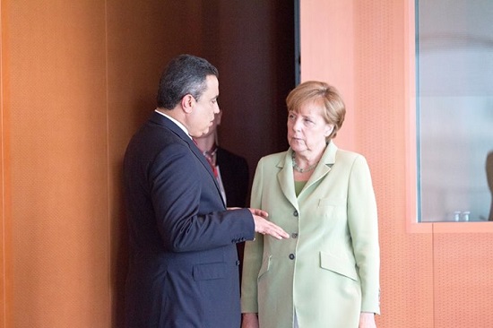 Mehdi Jomaa reçu en grandes pompes par Angela Merkel